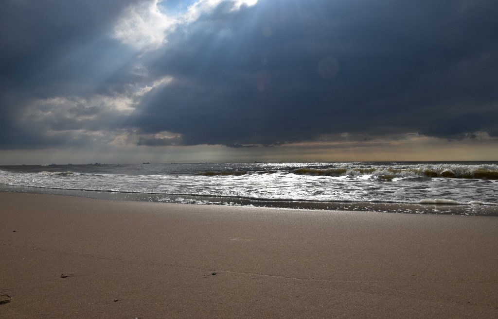 Strand bei schlechtem Wetter